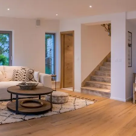 Charming Bohemian Chic Style 4 Bedrooms Punti Waterfront Sea Front With Stunning Ocean Views Brac