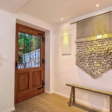 Charming Bohemian Chic Style 4 Bedrooms Punti Waterfront Sea Front With Stunning Ocean Views Brac *