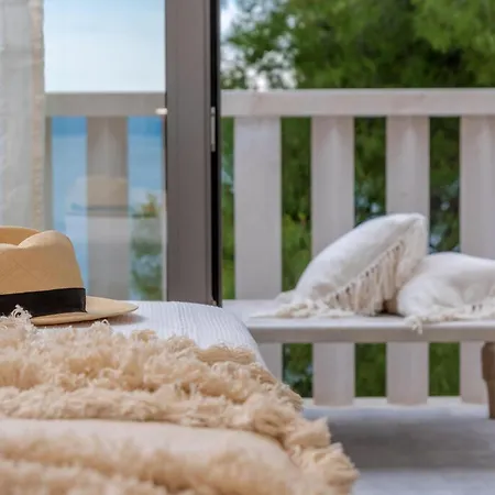 Charming Bohemian Chic Style 4 Bedrooms Punti Waterfront Sea Front With Stunning Ocean Views Brac *
