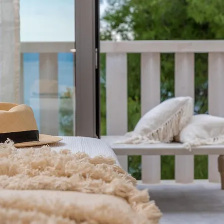 Charming Bohemian Chic Style 4 Bedrooms Punti Waterfront Sea Front With Stunning Ocean Views Brac *