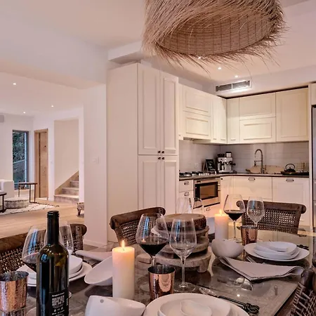 Charming Bohemian Chic Style 4 Bedrooms Punti Waterfront Sea Villa *